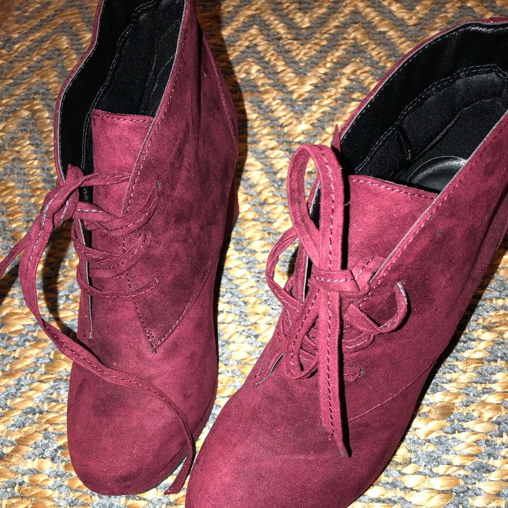 NWOT  Burgundy Cute tie up Wedge